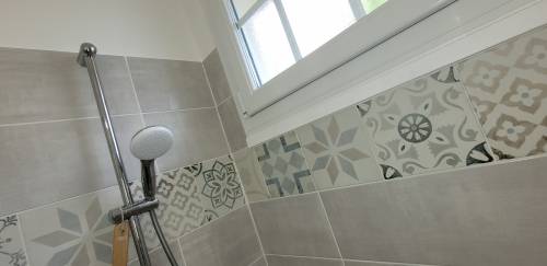 Détail faïence et colonne de douche