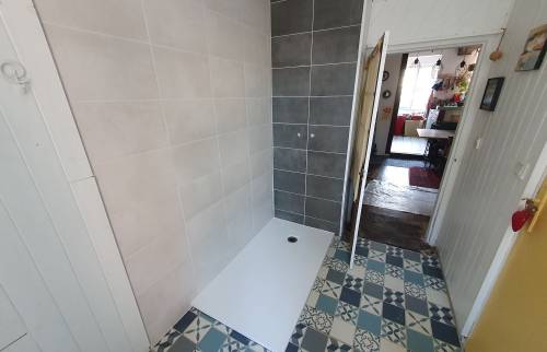 Travaux en Cours de Rénovation de Salle de Bain : Mise en Place des Équipements