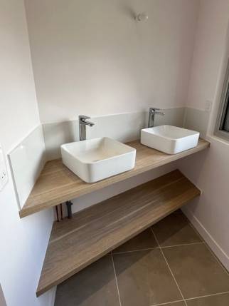 Meuble avec  vasques posées sur plan dans une salle de bain rénovée - Nantes 44000
