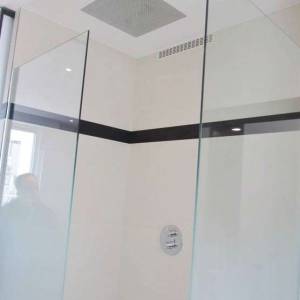 Aménagement intérieur Paris 16e - Pomme de douche intégrée au plafond de la salle de bain