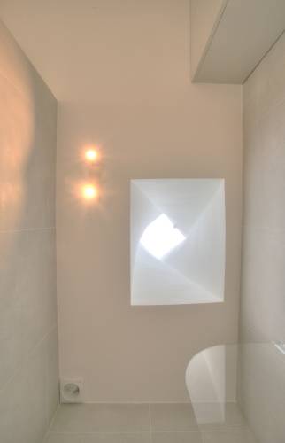 puits de lumière dans la salle de bain