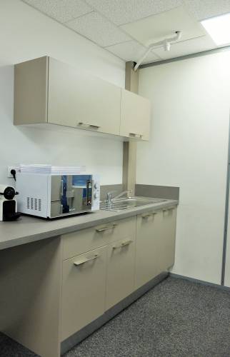 Aménagement d'une mini-cuisine dans un espace détente pour les locaux d'une agence de communication, Lyon Vaise