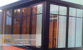 La base en briques est montée pour assurer une intégration parfaite avec la maison, tandis que la structure en aluminium prend forme.  