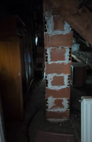 Conduit de cheminée dans les combles rénovation de couverture Bruz