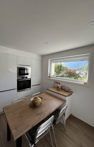 Eléments de cuisine toute hauteur blancs et plan de travail imprimé bois