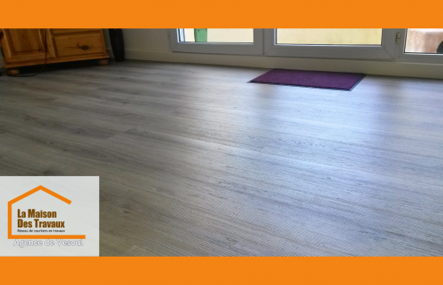 Une pose de revêtement impeccable jusqu’aux finitions, pour un rendu chaleureux et épuré.