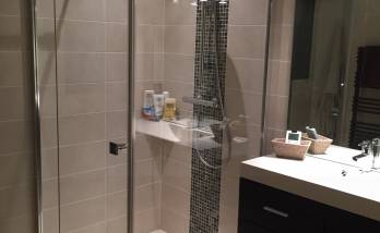 Salle de bain transformée en salle d'eau avec carrelage mural et receveur wedi façon douche italienne - Plomodiern (29550) 