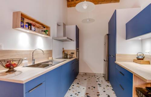 Réalisation d'une cuisine dans les tons bleus avec carrelage terrazzo assorti, appartement type Canut situé à Lyon