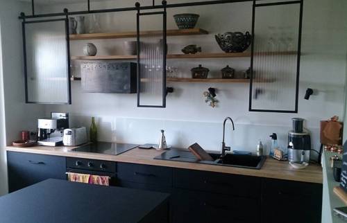 Cuisine aménagée avec plan de travail et façades en teck à l'identique meuble bar salon à Camaret-sur-Mer (29570)