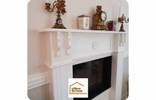 cheminée avec des moulures