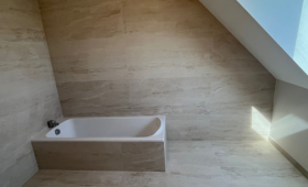 Salle de bain rénovée en travertin à Plémy (22) – ambiance chaleureuse et naturelle