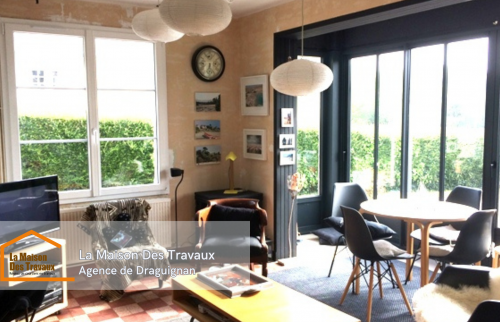 Espace lumineux et moderne créé après la fermeture de l’avancée, transformé en pièce de vie agréable.