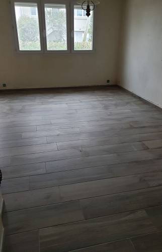 Pose d'un carrelage dans un maison 