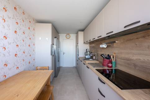 Cuisine entièrement rénovée qui donne la pêche ! Appartement situé à Cailloux sur Fontaines 