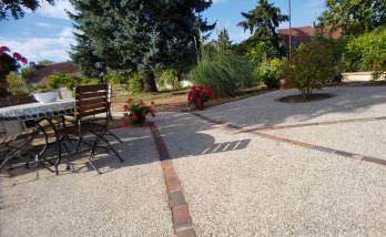 Aménagement d'espace terrasse en béton désactivé - Charbuy (89)