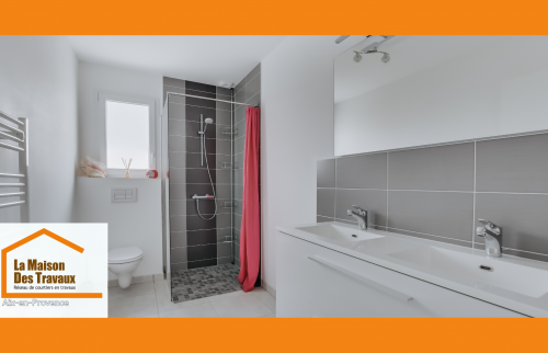 Salle de bain rénovée à Aix-en-Provence : douche italienne, double vasque et carrelage contemporain avec Laurent Nemer.