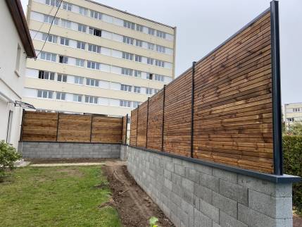 Clôture avant l'application des enduits de finition (Caen 14000)