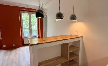 Bar en chêne avec étagères intégrées et vue sur la fenêtre, studio Paris 19