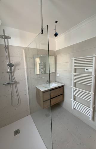douche rénovée avec vitre et meuble vasque bois La Maison Des Travaux Ales
