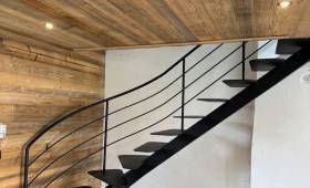 Escalier sur mesure réalisé par un artisan local à Rives
