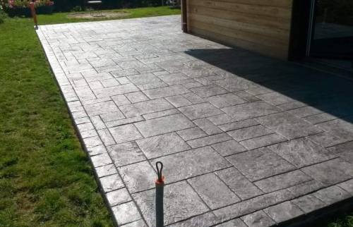 Réalisation de terrasse en béton imprimé décor opus romain sur Villenoy (77124)