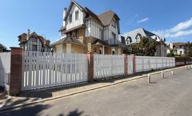 La clôture extérieure