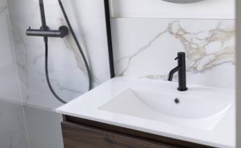 Meuble vasque et robinetterie noire