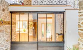 Réalisation d’une porte intérieure coulissante en métal sur mesure dans un esprit verrière d’atelier, maison de l’ouest lyonnais