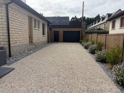 Extension de maison avec bardage en bois à Merville-Franceville