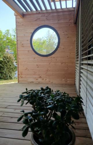 Après travaux : le nouveau bardage apporte une finition contemporaine et redonne du caractère à la façade.