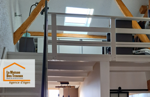 La mezzanine baignée de lumière naturelle grâce à la pose d’un Velux GGL Confort 78x98 donne à l’appartement une belle impression d’espace.