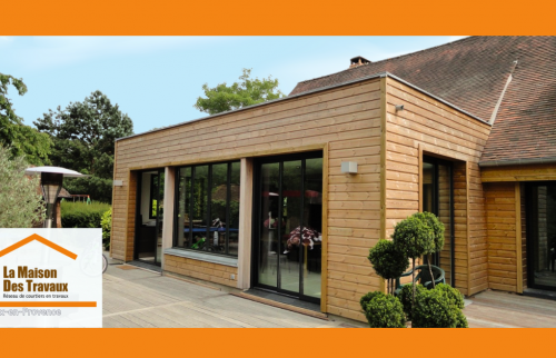 Extension en bois à toit plat à Beaurecueil : une architecture provençale repensée avec élégance.