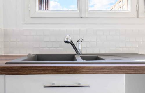 Le côté avec le point d'eau