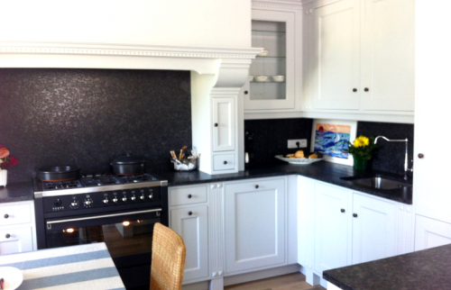 Cuisine offrant une grande quantité de rangements