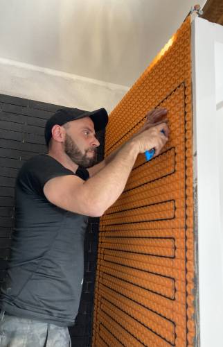 espace salle de bain : natte éléctrique chauffante posée sur le mur avant le carrelage