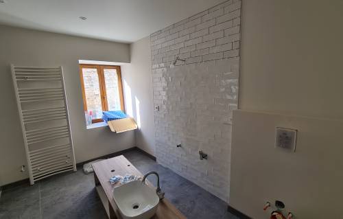 La pose de la faïence est en cours