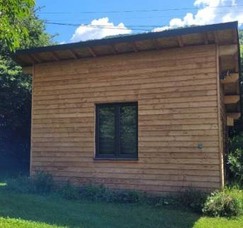 Une fenêtre gris anthracite assortie à la porte