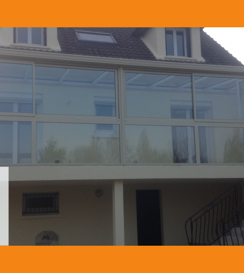 Véranda moderne à Bon-Encontre : une extension lumineuse parfaitement intégrée à la façade d’une maison traditionnelle.