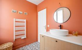 Murs de couleur rouge audacieuse dans une salle de bain moderne à Paris 8e