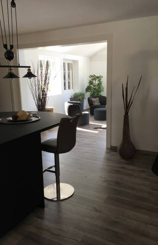 Vue intérieur côté cuisine avec poêle à bois - Travaux terminés