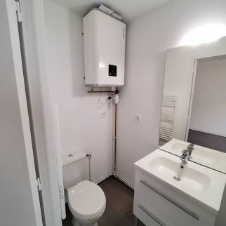 Wc et ballon d'eau chaude extraplat intégré à la salle de bain