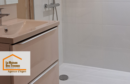 Élégance et sobriété : le meuble vasque suspendu et la robinetterie chromée offrent à la pièce un vrai coup de jeune et un style intemporel.