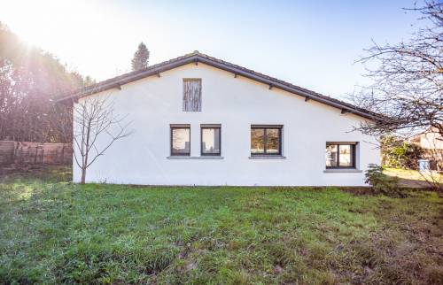 Fenêtres côté chambres et salles de douches