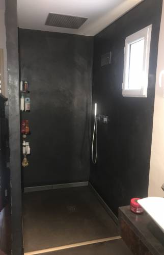 Douche à l'italienne nouveau recevoir et couches enduit en béton ciré des parois - Cassis(13260)