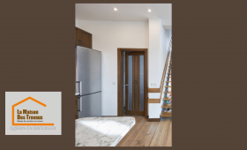 Les murs, vieillis par le temps, ont été rafraîchis avec des teintes claires et lumineuses, créant une atmosphère apaisante et contemporaine.