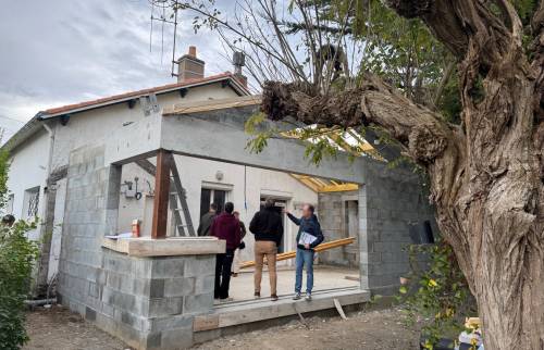 PROCHAINEMENT - Création d'une extension de maison de 20 m² à Rezé (44400) - vue du jardin : baie vitrée type verrière