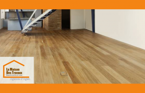 Transformation réussie d’un entrepôt en loft élégant avec parquet haut de gamme et escalier sur-mesure. 