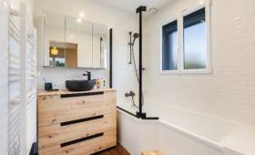 Salle de bain avec baignoire