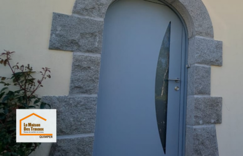 Détail d’une porte d’entrée contemporaine posée à Plomelin avec finitions soignées et intégration élégante à la façade existante.