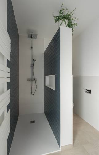 Surélévation à Vertou (44120) : un nouvel espace de vie en ossature bois - salle de bain